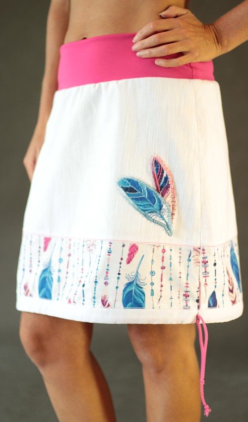 LaJuPe bílá džínová sukně kombinovaná áčková růžový náplet motiv modrá růžová pírka s kapsou