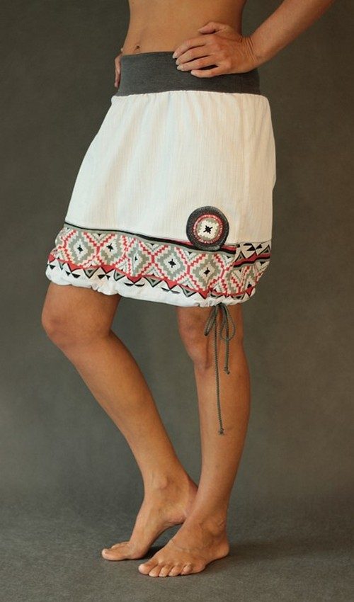 LaJuPe bílá riflová sukně kombinovaná áčková šedý náplet motiv červenošedý terčík s kapsou