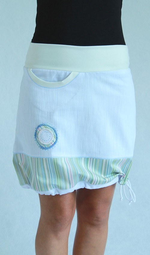 LaJuPe_Sukně_letní_bílá_bílý_pas_vzor_zelené_proužky_aplikace_kruh_DD LaJuPe bílá džínová sukně áčková krémový náplet motiv zelený bílý kruh s kapsou