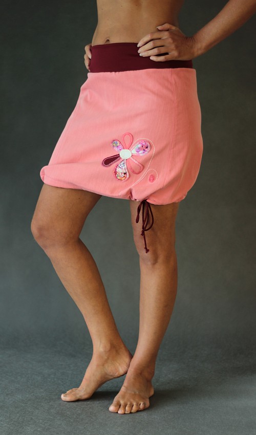 LaJuPe_Sukně_lososová_riflová_áčková_motiv_květina_6_lístků_3barevná_Š LaJuPe džínová sukně lososová riflová áčková vínový náplet motiv růžová květina s kapsou