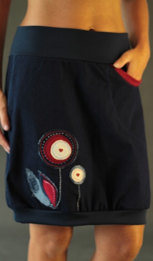 LaJuPe_Sukně_tmavomodrá_riflová_áčková_motiv_květiny_kulaté_barevné_modrý_náplet_D LaJuPe sukně riflová tmavomodrá áčková tmavě modrý náplet motiv červené kulaté květiny s kapsou