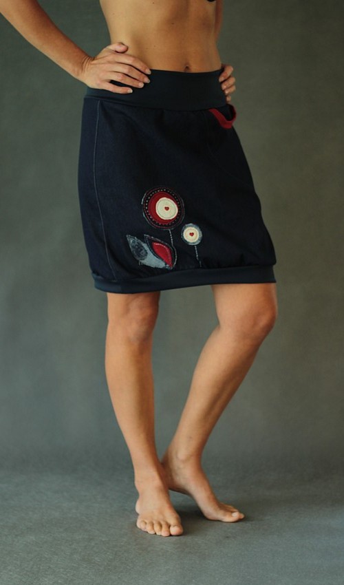 LaJuPe_Sukně_tmavomodrá_riflová_áčková_motiv_květiny_kulaté_barevné_modrý_náplet_Š LaJuPe sukně riflová tmavomodrá áčková tmavě modrý náplet motiv červené kulaté květiny s kapsou