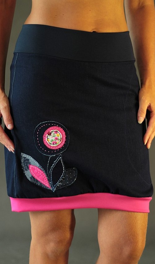 LaJuPe tmavě modrá sukně riflová áčková tmavě modrý náplet motiv růžové kulaté květiny s kapsou