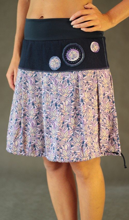 LaJuPe letní sukně viskózová fialovomodrá se sedlem áčková tmavomodrý náplet motiv fialové lístečky aplikace 3 kruhy