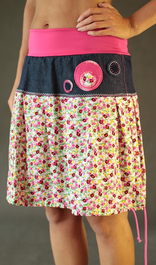 LaJuPe_Sukně_viskózová_se_sedlem_áčková_motiv_květinový_aplikace_kulaté_květy_D LaJuPe originální sukně viskózová se sedlem áčková motiv květinový růžový náplet aplikace kulaté růžové květy