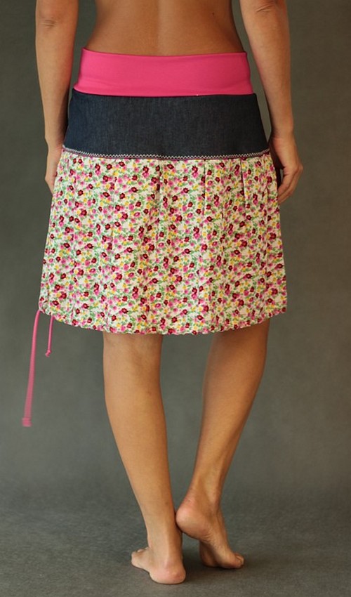 LaJuPe_Sukně_viskózová_se_sedlem_áčková_motiv_květinový_aplikace_kulaté_květy_Z LaJuPe sukně viskózová se sedlem áčková motiv květinový růžový náplet aplikace kulaté růžové květy