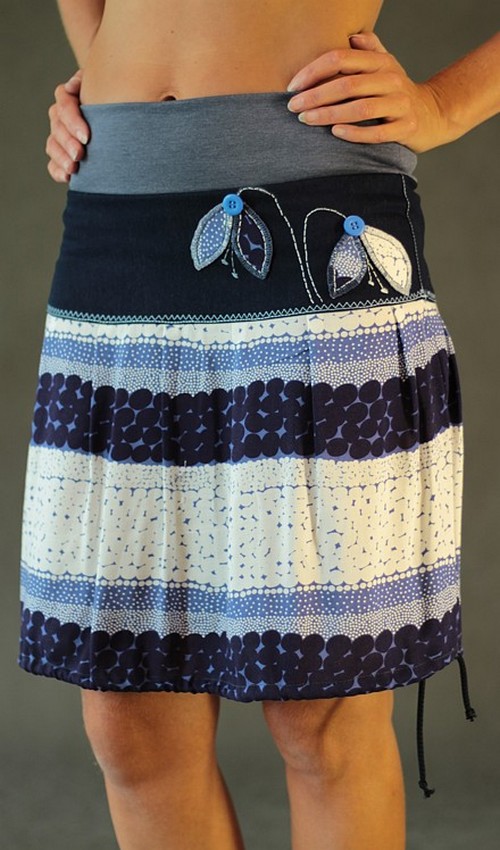 LaJuPe květovaná sukně viskózová se sedlem áčková šedomodrý náplet motiv modrobílý aplikace modré sněženky