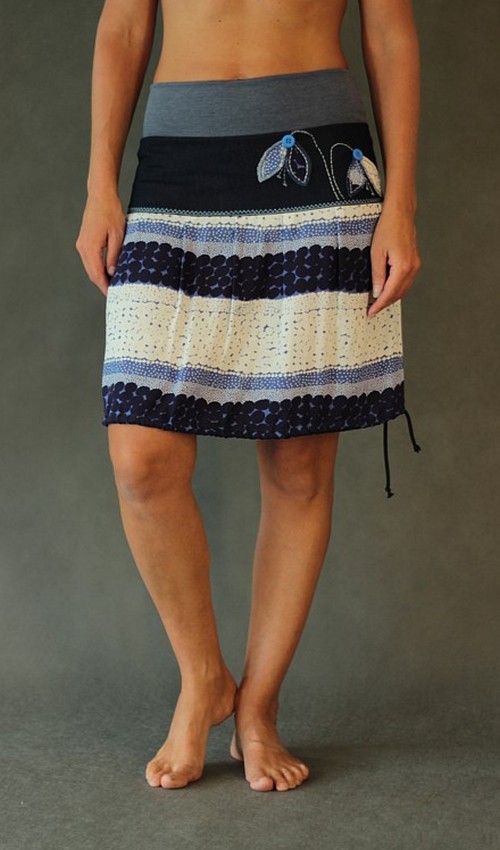 LaJuPe viskózová květovaná sukně se sedlem áčková šedomodrý náplet motiv modrobílý aplikace modré sněženky