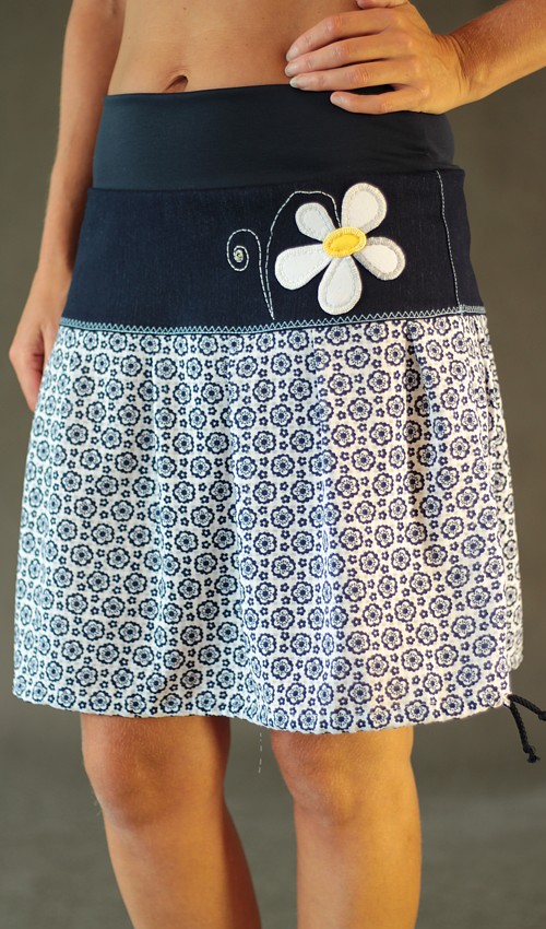 LaJuPe letní sukně se sedlem áčková tmavomodrý náplet motiv modrobílé květy aplikace žlutobílá květina