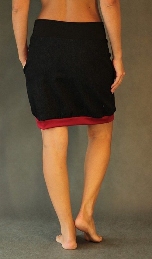 LaJuPe černá riflová sukně áčková černý náplet motiv červené tulipány s kapsou