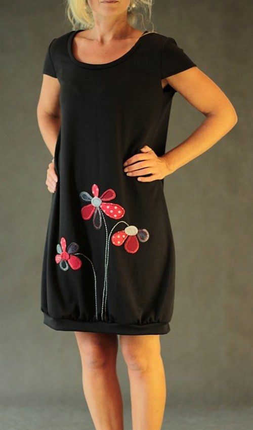 LaJuPe úpletové šaty černé aplikace červené černé květiny