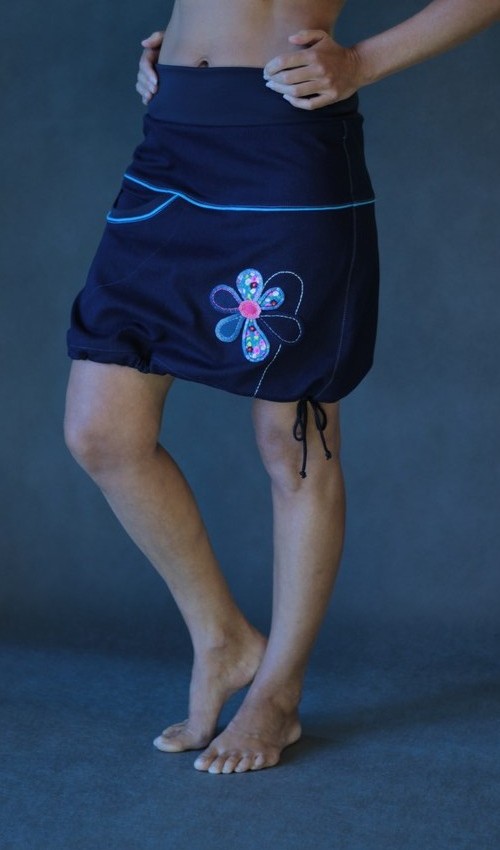 LaJupe sukně s nápletem bavlna_polyester_bez_podšívky_tmavě modrá_tyrkysová_se_sedlem_nahoře_1kapsa_tunýlek_tmavě modrá_tyrkysová_květina_6lístků