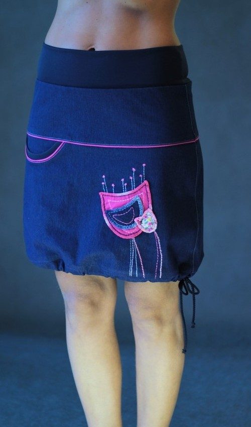 LaJupe sukně s nápletem bavlna_polyester_bez_podšívky_tmavě modrá_motiv_tulipán růžový