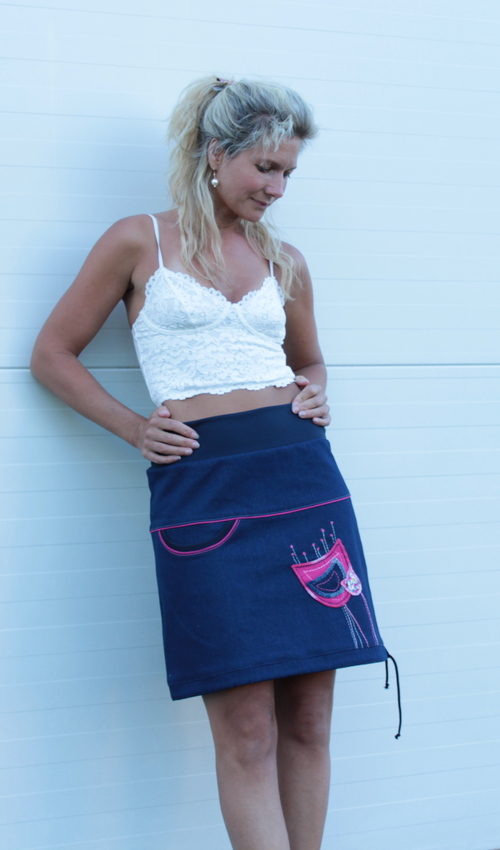 0002_P_slide_bavlna_polyester_bez_podšívky_tmavě modrá_růžová_se_sedlem_nahoře_1kapsa_tunýlek_tmavě modrá_růžová_tulipán_v tulipánu LaJupe sukně s nápletem bavlna_polyester_bez_podšívky_tmavě modrá_motiv_tulipán růžový