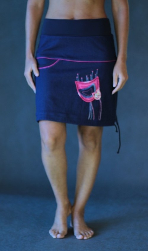 0002_P_zepredu_bavlna_polyester_bez_podšívky_tmavě modrá_růžová_se_sedlem_nahoře_1kapsa_tunýlek_tmavě modrá_růžová_tulipán_v tulipánu LaJupe sukně s nápletem bavlna_polyester_bez_podšívky_tmavě modrá_motiv_tulipán růžový