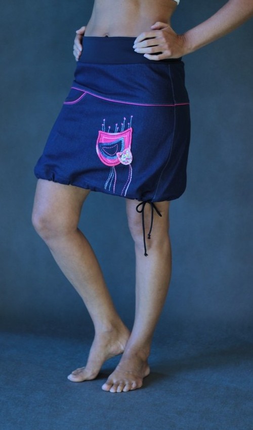 0002_P_šikmo_bavlna_polyester_bez_podšívky_tmavě modrá_růžová_se_sedlem_nahoře_1kapsa_tunýlek_tmavě modrá_růžová_tulipán_v tulipánu LaJupe sukně s nápletem bavlna_polyester_bez_podšívky_tmavě modrá_motiv_tulipán růžový