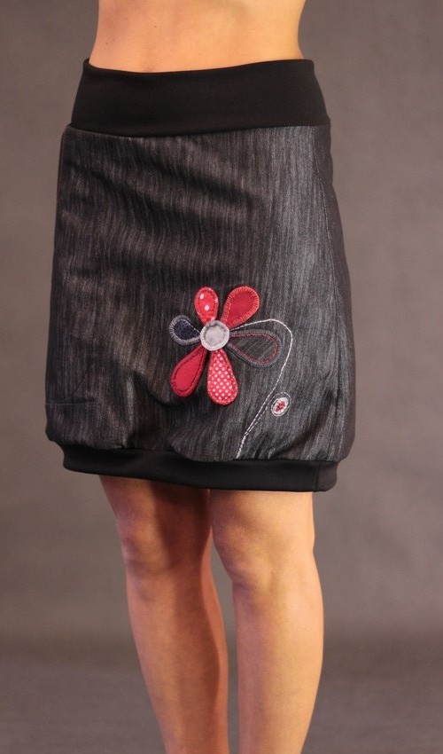 0014_P_detail_bavlna_polyester_bez_podšívky_černá_červená_áčková_1kapsa_úplet_černá_červená_květina_6lístků LaJuPe sukně do kanceláře bavlna_polyester_bez_podšívky_černá_červená_áčková_1kapsa_úplet_černá_červená_květina_6lístků