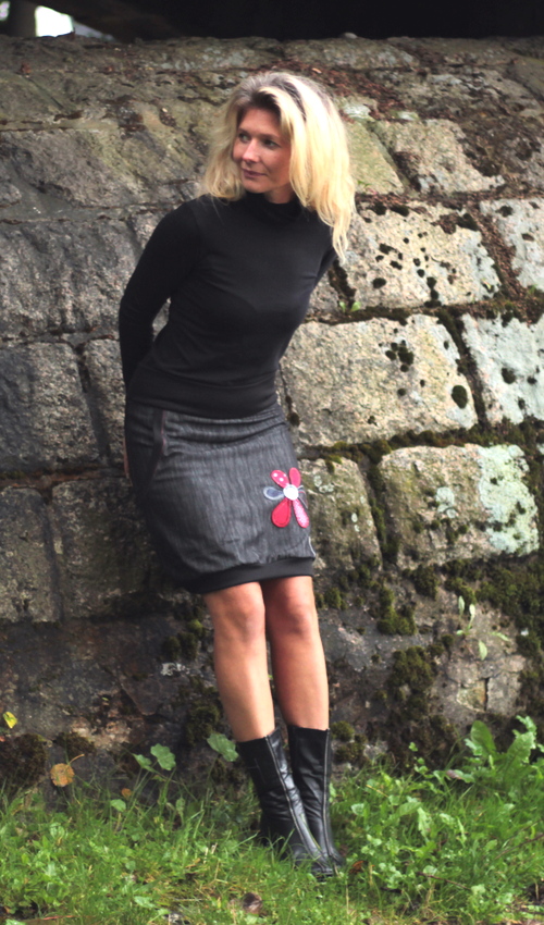 0014_P_slide_bavlna_polyester_bez_podšívky_černá_červená_áčková_1kapsa_úplet_černá_červená_květina_6lístk LaJuPe sukně do kanceláře bavlna_polyester_bez_podšívky_černá_červená_áčková_1kapsa_úplet_černá_červená_květina_6lístků