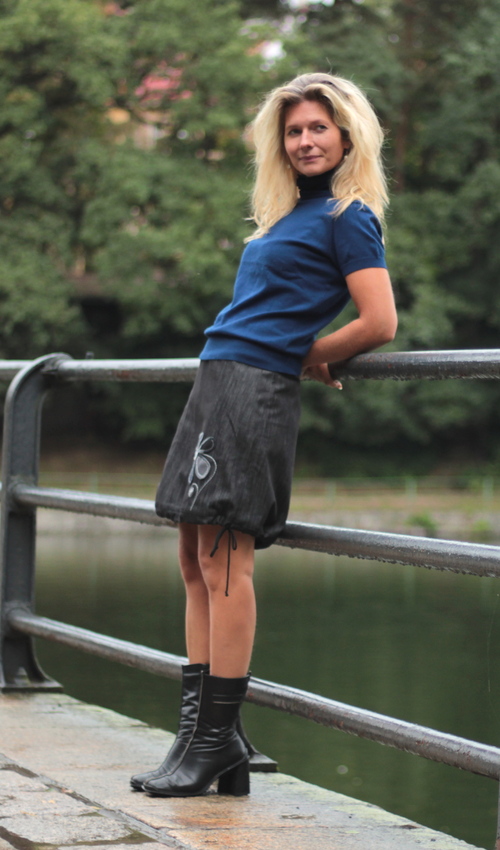 0015_P_slide_bavlna_polyester_bez_podšívky_černá_šedá_áčková_1kapsa_úplet_černá_šedá_květina_6lístků LaJuPe sukně do práce bavlna_polyester_bez_podšívky_černá_šedá_áčková_1kapsa_úplet_černá_šedá_květina_6lístků