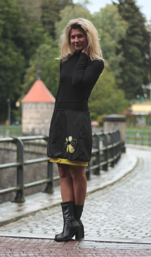 0017_P_slide_bavlna_polyester_bez_podšívky_černá_žlutá_áčková_1kapsa_úplet_černá_žlutá_květina_6lístků LaJuPe sukně bavlna_polyester_bez_podšívky_černá_žlutá_áčková_1kapsa_úplet_černá_žlutá_květina_6lístků