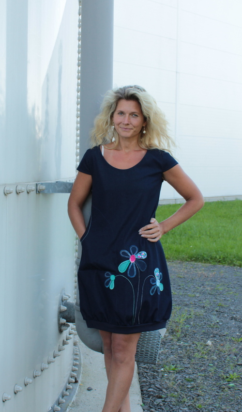 0028_P_slide_bavlna_polyester_bez_podšívky_modrá_tyrkysová__1kapsa_úplet_tmavěmodrá_tyrkysová_kytka_3kytky LaJuPe šaty riflové bavlna_polyester_bez_podšívky_modrá_tyrkysová__1kapsa_úplet_tmavěmodrá_tyrkysová_kytka_3kytky