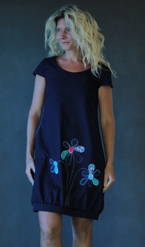 0028_P_zepredu_bavlna_polyester_bez_podšívky_modrá_tyrkysová__1kapsa_úplet_tmavěmodrá_tyrkysová_kytka_3kytky LaJuPe šaty riflové bavlna_polyester_bez_podšívky_modrá_tyrkysová__1kapsa_úplet_tmavěmodrá_tyrkysová_kytka_3kytky