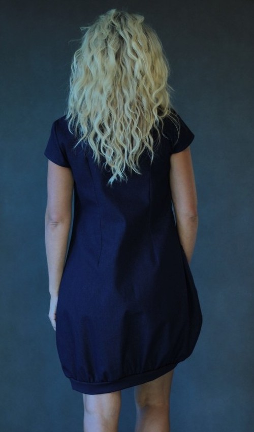 0028_P_zezadu_bavlna_polyester_bez_podšívky_modrá_tyrkysová__1kapsa_úplet_tmavěmodrá_tyrkysová_kytka_3kytky LaJuPe šaty riflové bavlna_polyester_bez_podšívky_modrá_tyrkysová__1kapsa_úplet_tmavěmodrá_tyrkysová_kytka_3kytky