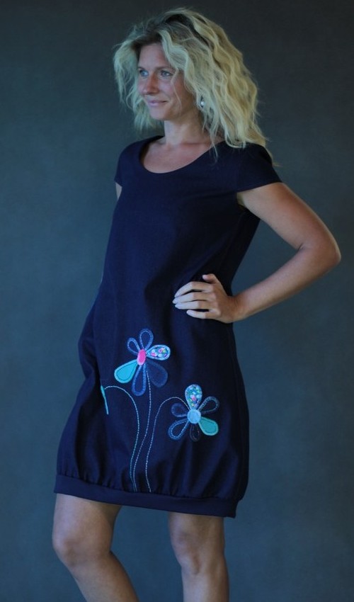 0028_P_šikmo_bavlna_polyester_bez_podšívky_modrá_tyrkysová__1kapsa_úplet_tmavěmodrá_tyrkysová_kytka_3kytky LaJuPe šaty riflové bavlna_polyester_bez_podšívky_modrá_tyrkysová__1kapsa_úplet_tmavěmodrá_tyrkysová_kytka_3kytky