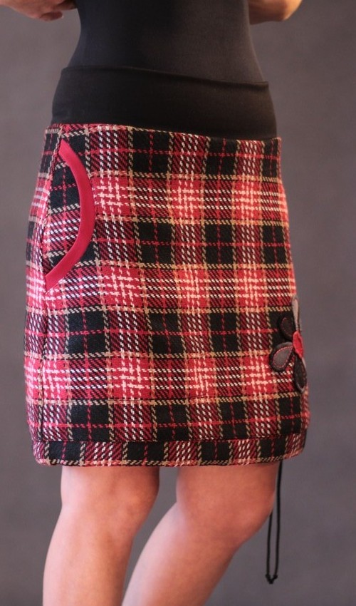 LaJuPe dámská zimní sukně polyester_viskóza_s_podšívkou_černá_červená_áčková_1kapsa_tunýlek_černá_černošedá_kytka_1kytka