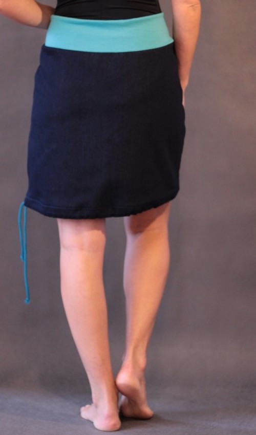 0041_P_zezadu_bavlna_polyester_bez_podšívky_tmavěmodrá_tyrkysová_áčková_1kapsa_tunýlek_černá_modrá_kytka_1kytka LaJuPe riflové sukně bavlna_polyester_bez_podšívky_tmavěmodrá_tyrkysová_áčková_1kapsa_tunýlek_černá_modrá_kytka_1kytka