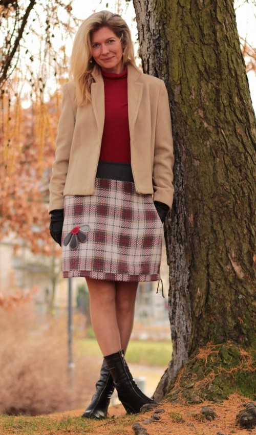 LaJuPe dámské zimní sukně polyester_viskóza_s_podšívkou_červená_krémová_áčková_1kapsa_tunýlek_šedá_šedá_kytka_polokvět