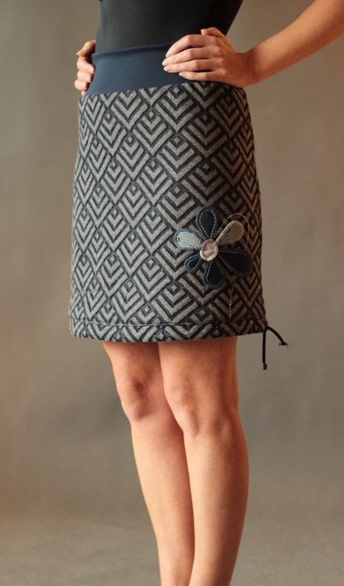 0052_P_detail_polyester_polyester_s_podšívkou_modrá_šedá_áčková_1kapsa_tunýlek_tmavěmodrá_modrá_kytka_6tikvět LaJuPe teplá sukně slide_polyester_polyester_s_podšívkou_modrá_šedá_áčková_1kapsa_tunýlek_tmavěmodrá_modrá_kytka_6tikvět