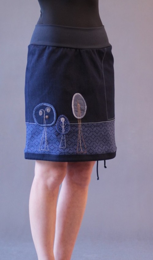 0056_P_detail_bavlna_polyester_bez_podšívky_modrá_modrá_áčková_1kapsa_tunýlek_tmavěmodrá_modrá_les_třistromy LaJuPe sukně dámská bavlna_polyester_bez_podšívky_modrá_modrá_áčková_1kapsa_tunýlek_tmavěmodrá_modrá_les_třistromy