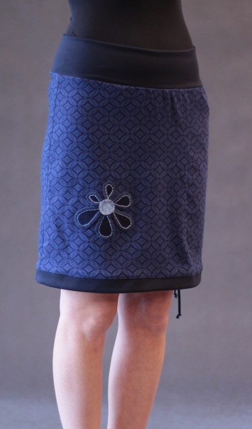 LaJuPe sukně polyester_elastan_bez_podšívky_modrá_modrá_áčková_1kapsa_tunýlek_modrá_modrá_kytka_6tikvět
