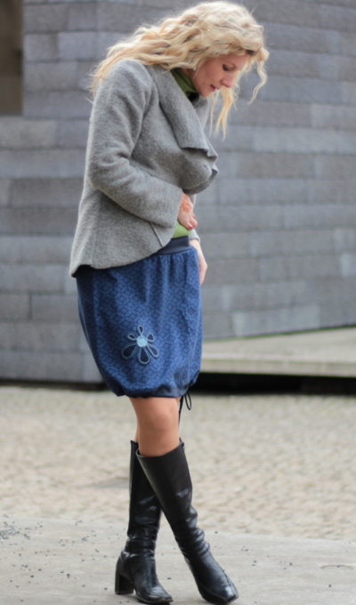 LaJuPe sukně polyester_elastan_bez_podšívky_modrá_modrá_áčková_1kapsa_tunýlek_modrá_modrá_kytka_6tikvět