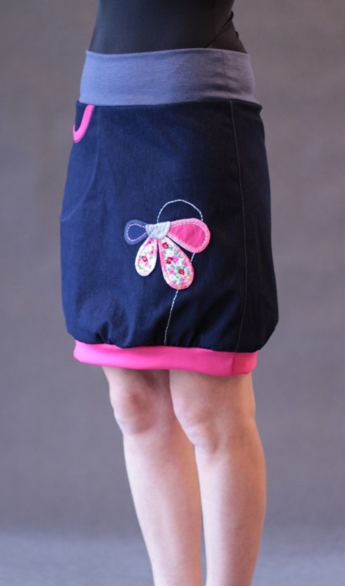 0106_P_detail_bavlna_polyester_bez_podšívky_modrá_růžová_áčková_1kapsa_úplet_džínová_růžová_půlkytka_polokvět LaJuPe dámská riflová sukně bavlna_polyester_bez_podšívky_modrá_růžová_áčková_1kapsa_úplet_džínová_růžová_půlkytka_polokvět