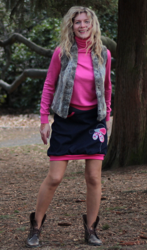 0106_P_slide_bavlna_polyester_bez_podšívky_modrá_růžová_áčková_1kapsa_úplet_džínová_růžová_půlkytka_polokvět LajuPe džínové sukně bavlna_polyester_bez_podšívky_modrá_růžová_áčková_1kapsa_úplet_modrá_růžová_kytka_šestikvět