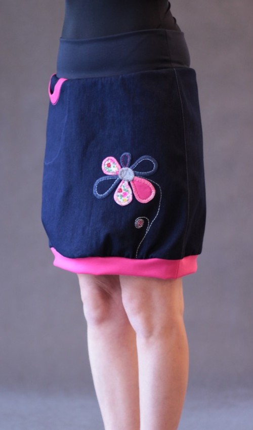 LajuPe džínové sukně bavlna_polyester_bez_podšívky_modrá_růžová_áčková_1kapsa_úplet_modrá_růžová_kytka_šestikvět