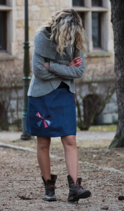 LaJuPe moderní džínová sukně avlna_polyester_bez_podšívky_modrá_červená_áčková_1kapsa_tunýlek_modrá_červenobílá_mlýn_jedenmlýn