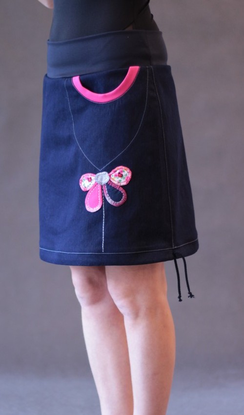 0110_P_slide_bavlna_polyester_bez_podšívky_modrá_růžová_áčková_1kapsa_tunýlek_modrá_růžová_kytka_polokvět