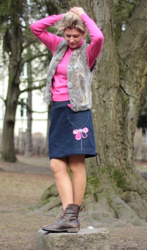 LaJuPe dámské sukně jeans 0110_P_slide_bavlna_polyester_bez_podšívky_modrá_růžová_áčková_1kapsa_tunýlek_modrá_růžová_kytka_polokvět