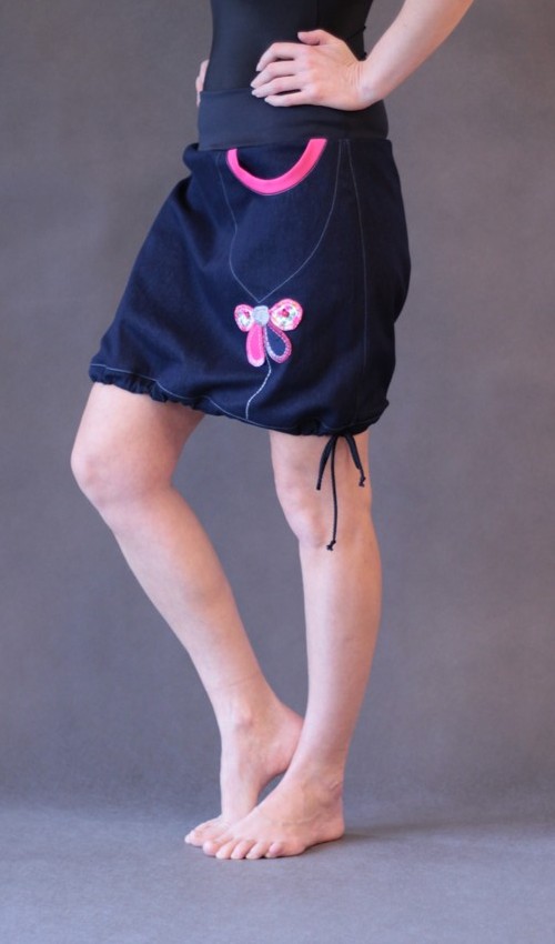 0110_P_slide_bavlna_polyester_bez_podšívky_modrá_růžová_áčková_1kapsa_tunýlek_modrá_růžová_kytka_polokvět