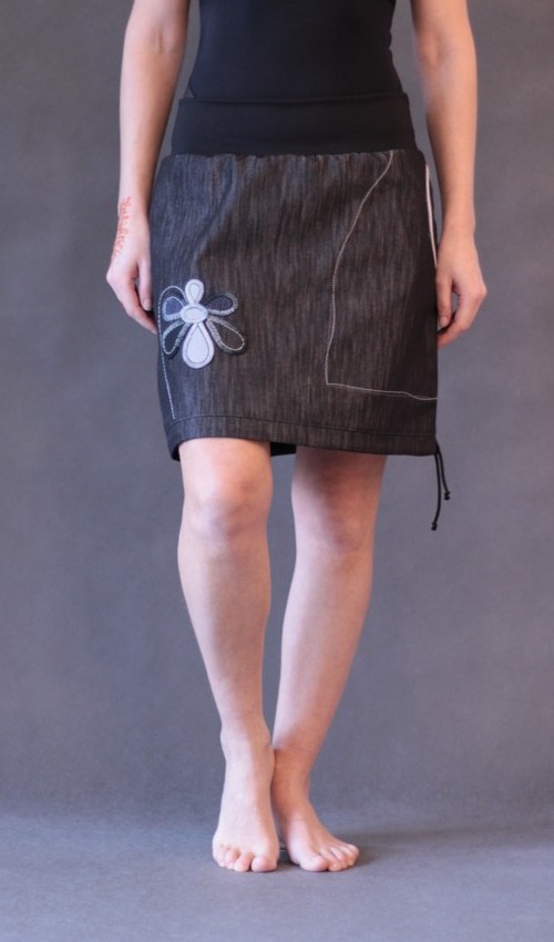 0112_P_zepredu_bavlna_polyester_bez_podšívky_černá_šedá_áčková_1kapsa_tunýlek_černá_šedobílá_kytka_šestikvět LaJuPe moderní džínová sukně bavlna_polyester_bez_podšívky_černá_šedá_áčková_1kapsa_tunýlek_černá_šedobílá_kytka_šestikvět