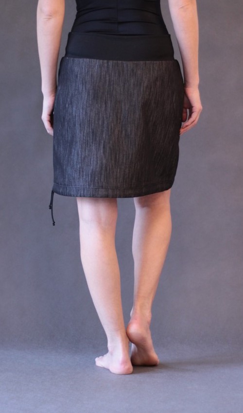 0112_P_zezadu_bavlna_polyester_bez_podšívky_černá_šedá_áčková_1kapsa_tunýlek_černá_šedobílá_kytka_šestikvět LaJuPe moderní džínová sukně bavlna_polyester_bez_podšívky_černá_šedá_áčková_1kapsa_tunýlek_černá_šedobílá_kytka_šestikvět