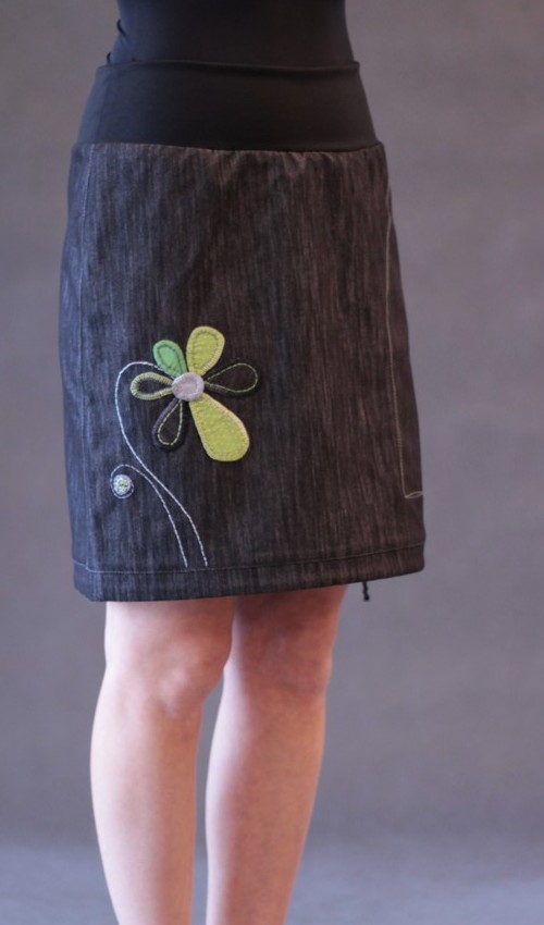 0113_P_detail_bavlna_polyester_bez_podšívky_černá_zelená_áčková_1kapsa_tunýlek_černá_zelená_kytka_šestikvět1 LaJupe dívčí riflová sukně bavlna_polyester_bez_podšívky_černá_zelená_áčková_1kapsa_tunýlek_černá_zelená_kytka_šestikvět