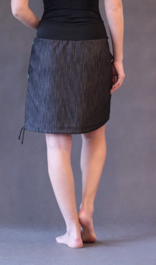 0113_P_zezadu_bavlna_polyester_bez_podšívky_černá_zelená_áčková_1kapsa_tunýlek_černá_zelená_kytka_šestikvět LaJupe dívčí riflová sukně bavlna_polyester_bez_podšívky_černá_zelená_áčková_1kapsa_tunýlek_černá_zelená_kytka_šestikvět