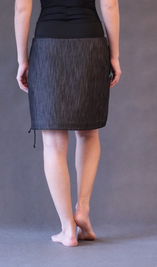 0114_P_zezadu_bavlna_polyester_bez_podšívky_černá_bleděmodrá_áčková_1kapsa_tunýlek_černá_bleděmodrá_kytka_šestikvět LaJuPe džínové sukně pro plnoštíhlé bavlna_polyester_bez_podšívky_černá_bleděmodrá_áčková_1kapsa_tunýlek_černá_bleděmodrá_kytka_šestikvět