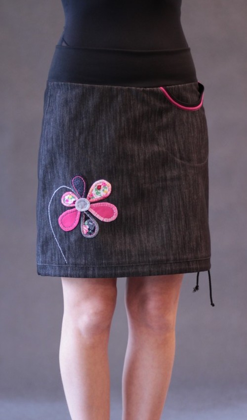 0116_P_detail_bavlna_polyester_bez_podšívky_černá_růžová_áčková_1kapsa_tunýlek_černá_pestrobarevná_kytka_šestikvět bavlna_polyester_bez_podšívky_černá_růžová_áčková_1kapsa_tunýlek_černá_pestrobarevná_kytka_šestikvět