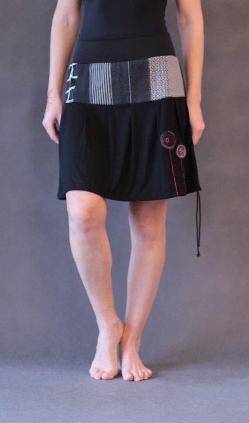 0127_P_zepredu_bavlna_polyester_bez_podšívky_černá_patchwork_se_sedlem_nahoře_bez_kapes_tunýlek_černá_černočervená_kolečka_dvěkolečka LaJuPe sukně patchwork bavlna_polyester_bez_podšívky_černá_patchwork_se_sedlem_nahoře_bez_kapes_tunýlek_černá_černočervená_kolečka_dvěkolečka