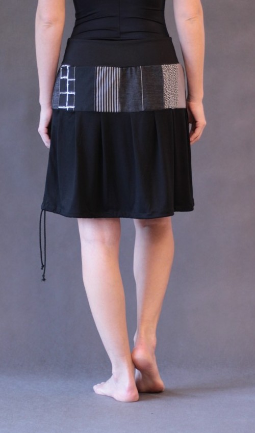 0127_P_zezadu_bavlna_polyester_bez_podšívky_černá_patchwork_se_sedlem_nahoře_bez_kapes_tunýlek_černá_černočervená_kolečka_dvěkolečka LaJuPe sukně patchwork bavlna_polyester_bez_podšívky_černá_patchwork_se_sedlem_nahoře_bez_kapes_tunýlek_černá_černočervená_kolečka_dvěkolečka